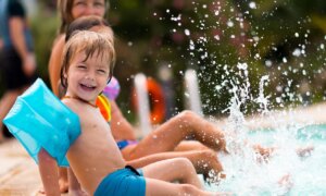 Direction la piscine extérieure ! C&rsquo;est ainsi que les parents protègent leurs enfants de la noyade