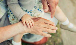 Feliz (69 ans) se rapproche de ses enfants et petits-enfants et le regrette