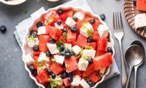 La cannelle rend la salade de feta à la pastèque encore meilleure