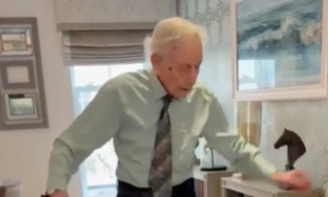 Un centenaire impressionne par la façon dont la danse le maintient en forme