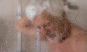 Un dermatologue explique à quelle fréquence vous devez vous doucher après 60 ans