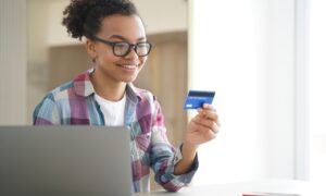 5 habitudes financières que vos enfants doivent apprendre cet été
