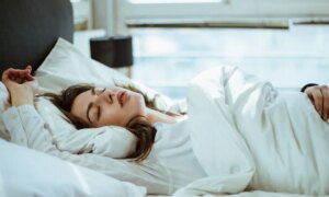 Ceux qui dorment sur le côté droit ont souvent des problèmes d&rsquo;estomac