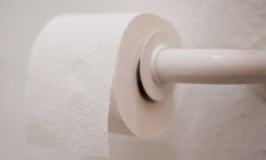 Les élèves de première année doivent nettoyer les excréments de leurs camarades de classe dans les toilettes
