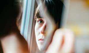 L’insécurité corporelle détruit souvent discrètement le désir et la proximité dans les relations