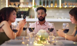 Phubbing : la distraction par téléphone portable affaiblit la proximité interpersonnelle
