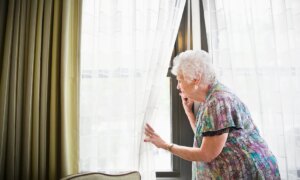 Pour les seniors, s’asseoir près de la fenêtre est bien plus qu’un simple moyen de passer le temps