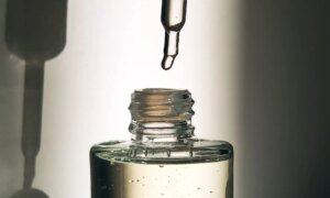 Si vous utilisez mal le rétinol par temps chaud, vous risquez des rougeurs et une peau stressée.