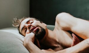 Une bouillotte au lit vous aide à vous rafraîchir sous la chaleur