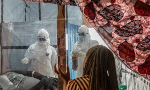 « Walking Ebola » attire ses victimes dans un piège