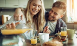 4 experts recommandent les céréales complètes, les fruits et le yaourt au petit-déjeuner