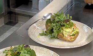 Le chef montre comment cuisiner des repas de luxe pour moins de 10 euros