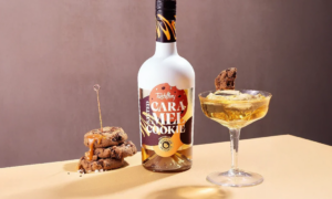 Caramel salé avec shot : liqueur de biscuit dans un emballage de conservation