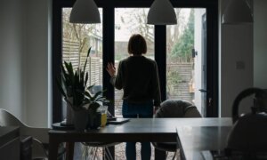 Jutta retourne dans la chambre des enfants après la liaison de son mari