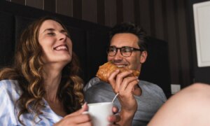 Manger du décalage horaire le week-end augmente le risque de crise cardiaque
