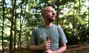 Michael vit dans la forêt depuis 3 ans : « À un moment donné tu deviendras un animal »