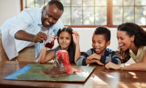3 activités amusantes pour apprendre en famille lors de soirées douillettes