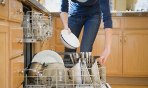 Grâce au slip rose, ma fille a appris à ranger la vaisselle