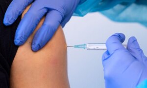 Le médecin n&rsquo;était pas autorisé à fabriquer lui-même le vaccin contre le coronavirus