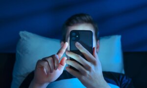 Mark (42 ans) fait défiler son téléphone portable lorsque ses enfants ont besoin de lui
